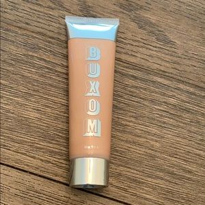 Buxom divine goddess luminizer